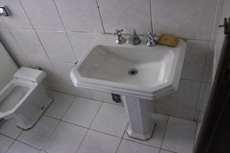 Casa à venda com 300m², 4 quartos e 5 vagasBanheiro social 