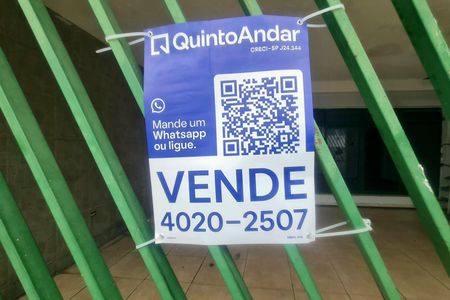Casa à venda com 300m², 4 quartos e 5 vagasFachada do imóvel com placa QuintoAndar 