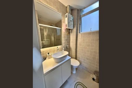 Banheiro de kitnet/studio para alugar com 1 quarto, 24m² em Flamengo, Rio de Janeiro