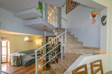 Casa à venda com 173m², 3 quartos e 2 vagas Casa à venda com 173m², 3 quartos e 2 vagasEscada