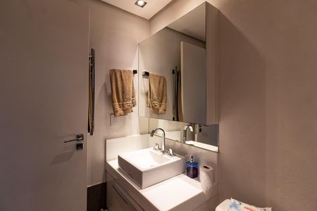 Apartamento à venda com 160m², 4 quartos e 3 vagas Apartamento à venda com 160m², 4 quartos e 3 vagasBanheiro da Suíte 2