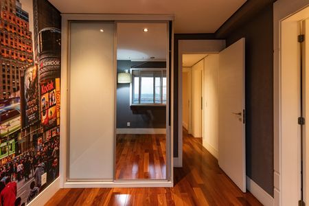 Apartamento à venda com 160m², 4 quartos e 3 vagas Apartamento à venda com 160m², 4 quartos e 3 vagasSuíte 2