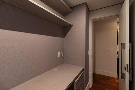 Apartamento à venda com 160m², 4 quartos e 3 vagas Apartamento à venda com 160m², 4 quartos e 3 vagasEscritório