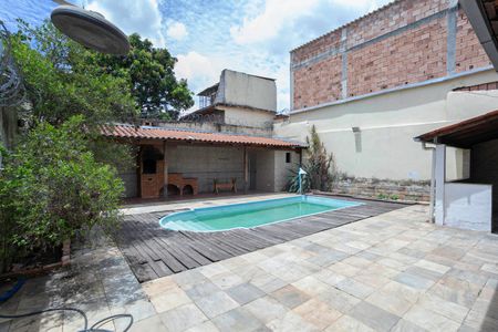 Casa para alugar com 360m², 4 quartos e 2 vagas Casa para alugar com 360m², 4 quartos e 2 vagasQuintal