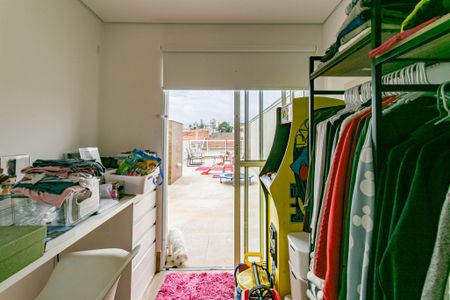 Casa à venda com 240m², 4 quartos e 2 vagasCloset