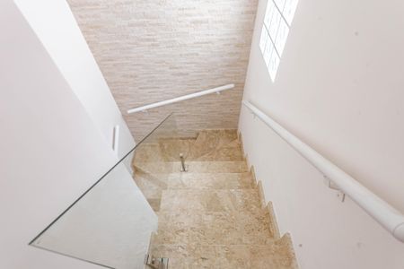 Casa à venda com 240m², 4 quartos e 2 vagasEscada