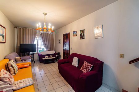 Casa à venda com 120m², 2 quartos e 2 vagas Casa à venda com 120m², 2 quartos e 2 vagasSala