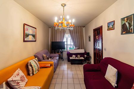 Casa à venda com 120m², 2 quartos e 2 vagas Casa à venda com 120m², 2 quartos e 2 vagasSala