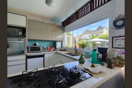 Casa de condomínio à venda com 820m², 5 quartos e 4 vagas Casa de condomínio à venda com 820m², 5 quartos e 4 vagasCozinha