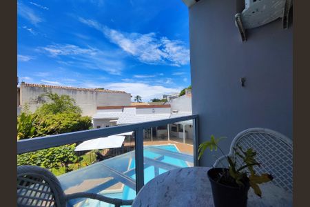 Casa de condomínio à venda com 820m², 5 quartos e 4 vagas Casa de condomínio à venda com 820m², 5 quartos e 4 vagasVaranda da Suíte 1