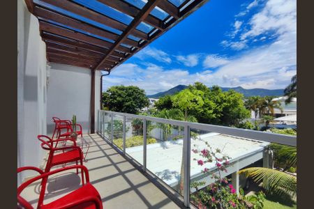 Casa de condomínio à venda com 820m², 5 quartos e 4 vagas Casa de condomínio à venda com 820m², 5 quartos e 4 vagasSala 4 Varanda