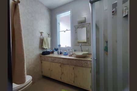 Casa de condomínio à venda com 820m², 5 quartos e 4 vagas Casa de condomínio à venda com 820m², 5 quartos e 4 vagasBanheiro da Suíte 1