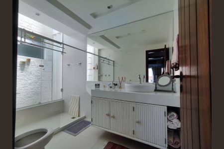 Casa de condomínio à venda com 820m², 5 quartos e 4 vagas Casa de condomínio à venda com 820m², 5 quartos e 4 vagasBanheiro Social