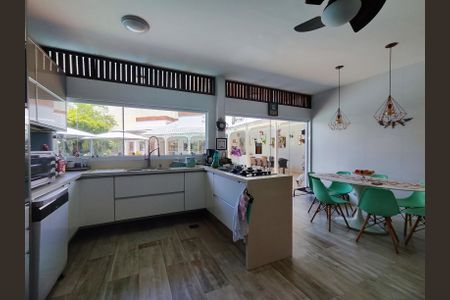 Casa de condomínio à venda com 820m², 5 quartos e 4 vagas Casa de condomínio à venda com 820m², 5 quartos e 4 vagasCozinha