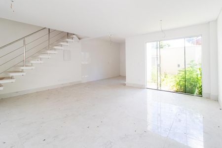 Sala de casa de condomínio para alugar com 3 quartos, 115m² em Uberaba, Curitiba