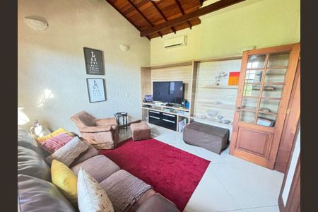 Casa à venda com 4 quartos, 318m² em Pendotiba, Niterói