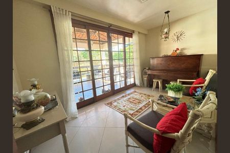 Casa à venda com 4 quartos, 318m² em Pendotiba, Niterói