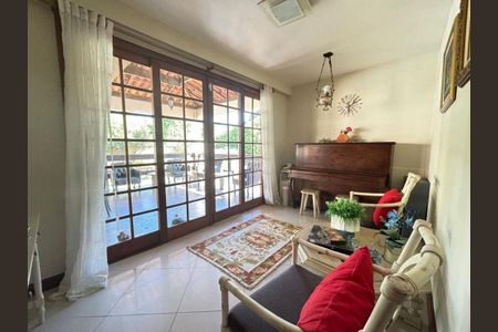 Casa à venda com 4 quartos, 318m² em Pendotiba, Niterói