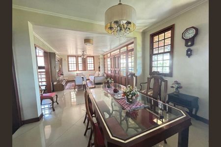 Casa à venda com 4 quartos, 318m² em Pendotiba, Niterói