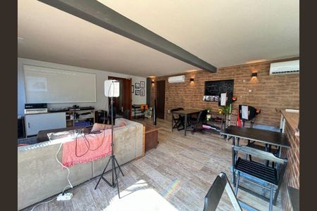 Casa à venda com 4 quartos, 318m² em Pendotiba, Niterói