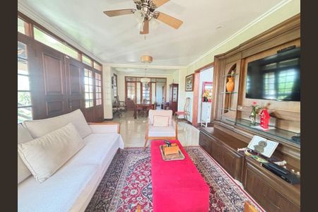 Casa à venda com 4 quartos, 318m² em Pendotiba, Niterói