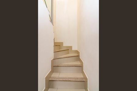 Apartamento à venda com 95m², 3 quartos e 2 vagas Apartamento à venda com 95m², 3 quartos e 2 vagasEscada