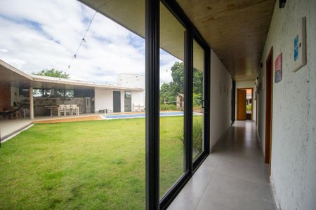 Casa de condomínio para alugar com 369m², 4 quartos e 2 vagasCorredor 