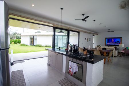 Casa de condomínio para alugar com 369m², 4 quartos e 2 vagasCozinha 