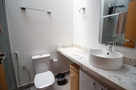 Casa de condomínio para alugar com 369m², 4 quartos e 2 vagasBanheiro da Suíte 1