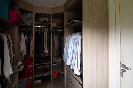 Casa de condomínio à venda com 229m², 3 quartos e 2 vagasCloset