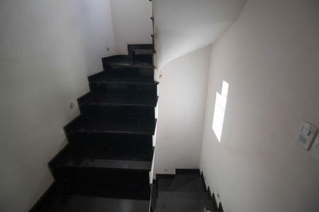 Casa de condomínio à venda com 229m², 3 quartos e 2 vagasEscada