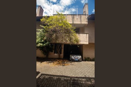 Casa de condomínio para alugar com 196m², 4 quartos e 3 vagas Casa de condomínio para alugar com 196m², 4 quartos e 3 vagasFachada