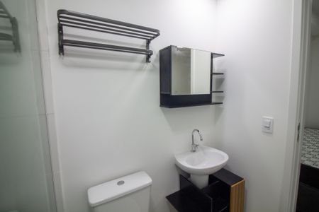 Banheiro de kitnet/studio para alugar com 1 quarto, 26m² em Jardim das Acacias, São Paulo