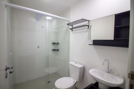 Banheiro de kitnet/studio para alugar com 1 quarto, 26m² em Jardim das Acacias, São Paulo