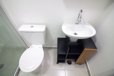 Banheiro de kitnet/studio para alugar com 1 quarto, 26m² em Jardim das Acacias, São Paulo