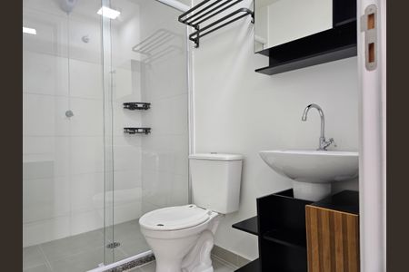 Banheiro de kitnet/studio para alugar com 1 quarto, 26m² em Jardim das Acacias, São Paulo