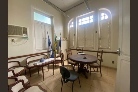 Casa à venda com 8 quartos, 328m² em São Domingos, Niterói