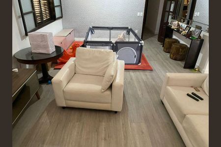 Casa à venda com 4 quartos, 350m² em Jardim Imbuí, Niterói