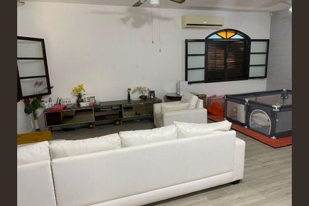 Casa à venda com 4 quartos, 350m² em Jardim Imbuí, Niterói