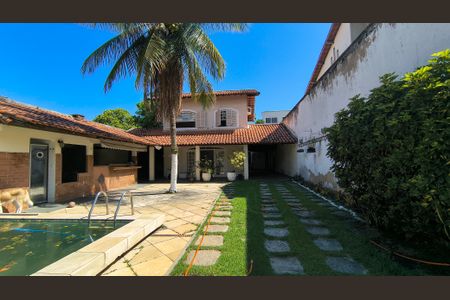 Casa de condomínio à venda com 527m², 4 quartos e 5 vagas Casa de condomínio à venda com 527m², 4 quartos e 5 vagasQuintal