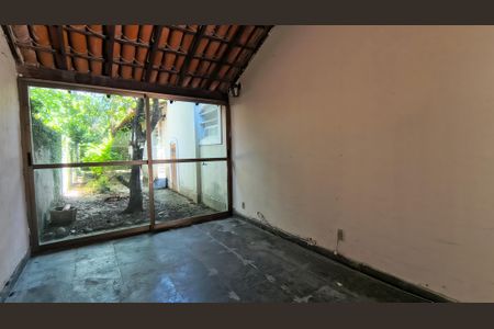 Casa de condomínio à venda com 527m², 4 quartos e 5 vagas Casa de condomínio à venda com 527m², 4 quartos e 5 vagasVaranda