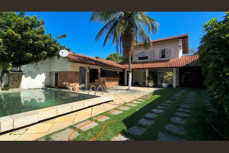 Casa de condomínio à venda com 527m², 4 quartos e 5 vagas Casa de condomínio à venda com 527m², 4 quartos e 5 vagasQuintal