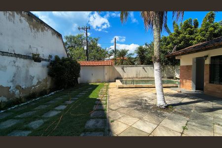 Casa de condomínio à venda com 527m², 4 quartos e 5 vagas Casa de condomínio à venda com 527m², 4 quartos e 5 vagasQuintal