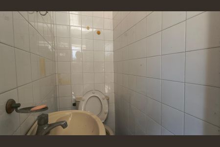 Casa de condomínio à venda com 527m², 4 quartos e 5 vagas Casa de condomínio à venda com 527m², 4 quartos e 5 vagasLavabo do Quintal