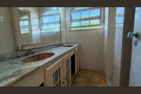 Casa de condomínio à venda com 527m², 4 quartos e 5 vagas Casa de condomínio à venda com 527m², 4 quartos e 5 vagasBanheiro Social