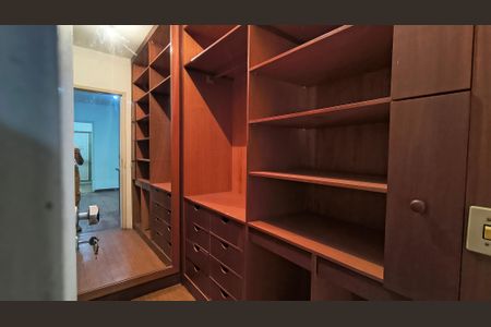 Casa de condomínio à venda com 527m², 4 quartos e 5 vagas Casa de condomínio à venda com 527m², 4 quartos e 5 vagasCloset da Suíte