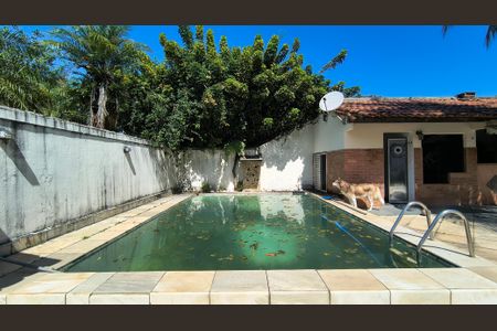 Casa de condomínio à venda com 527m², 4 quartos e 5 vagas Casa de condomínio à venda com 527m², 4 quartos e 5 vagasQuintal