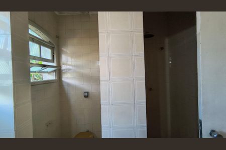 Casa de condomínio à venda com 527m², 4 quartos e 5 vagas Casa de condomínio à venda com 527m², 4 quartos e 5 vagasBanheiro Social