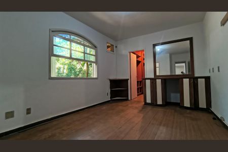 Casa de condomínio à venda com 527m², 4 quartos e 5 vagas Casa de condomínio à venda com 527m², 4 quartos e 5 vagasSuíte