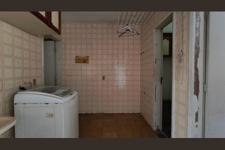 Casa de condomínio à venda com 527m², 4 quartos e 5 vagas Casa de condomínio à venda com 527m², 4 quartos e 5 vagasÁrea de Serviço